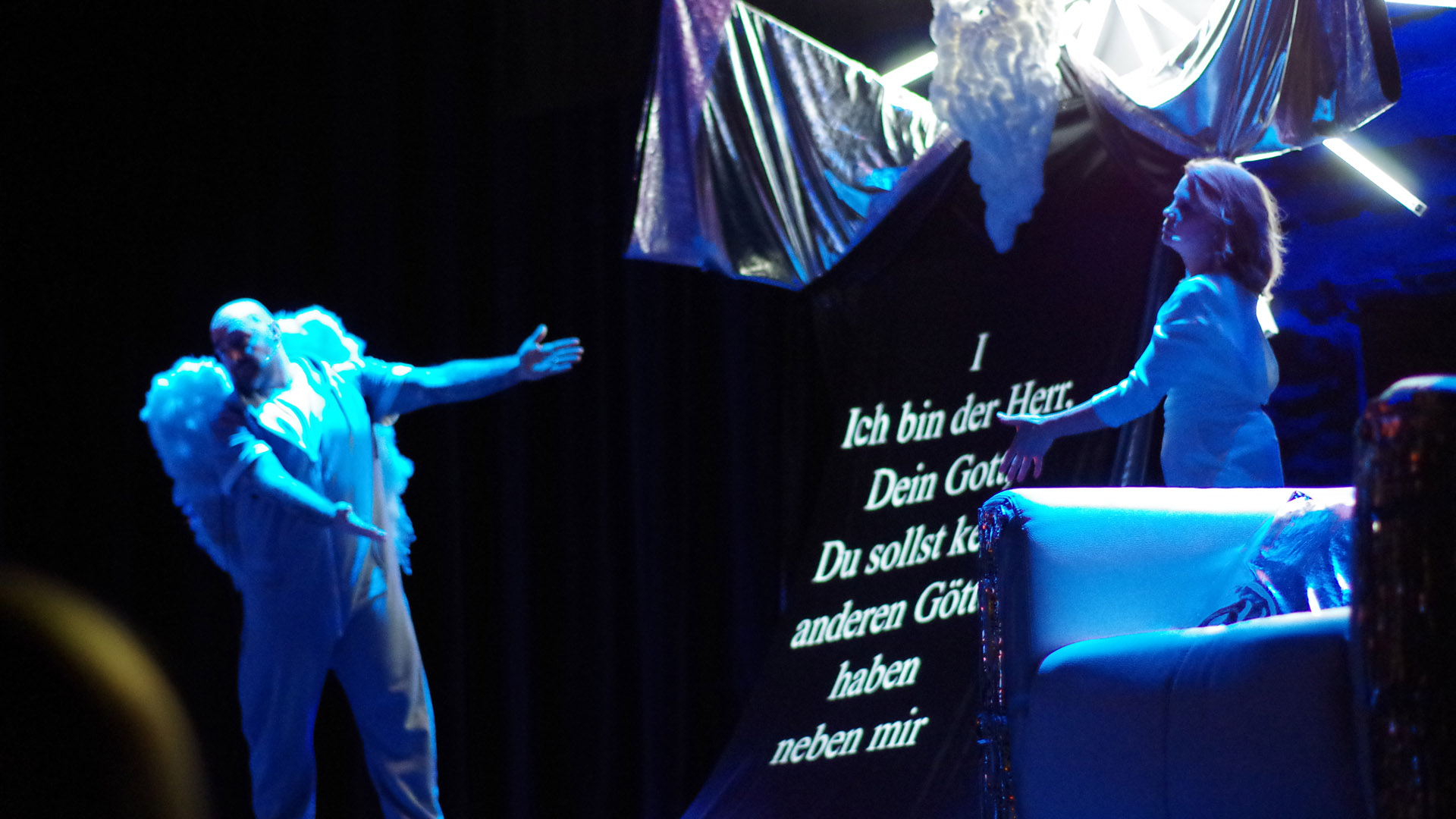 Annette Frier als „Gott“ auf der Bühne ...