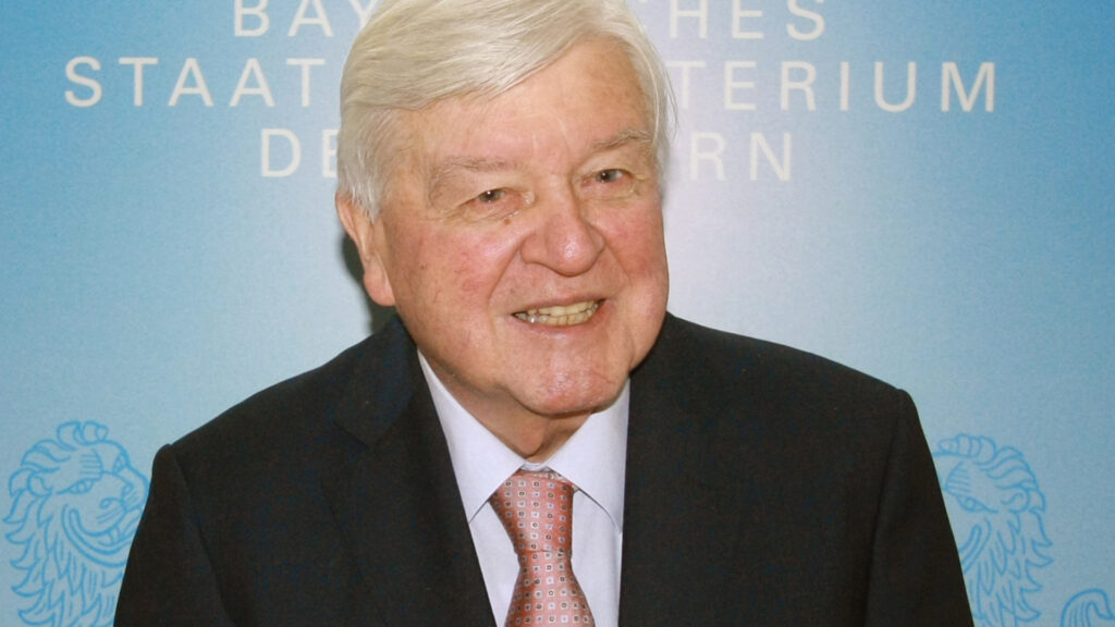 Der frühere bayerische Kultusminister Hans Maier ermahnt die Unionsparteien, ihren christlichen Wurzeln treu zu bleiben