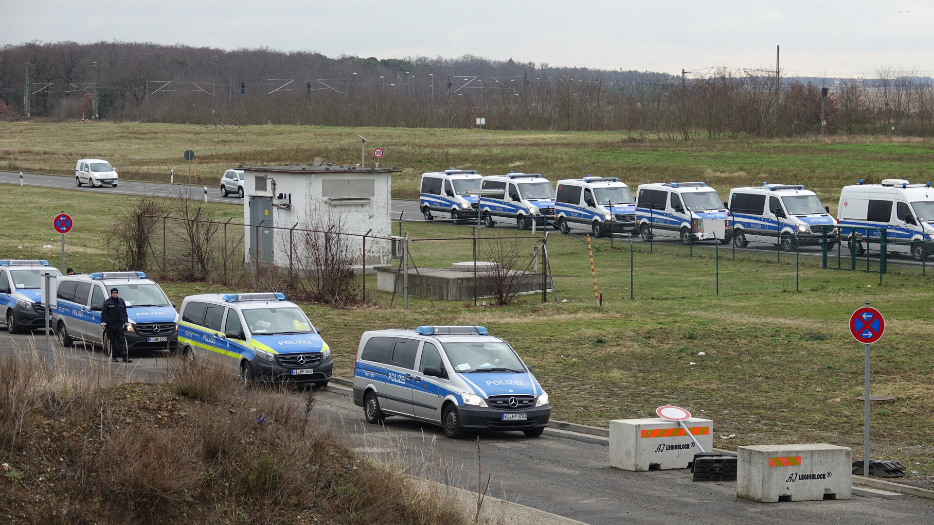 Rund um das Kongresszentrum parkten dutzende Polizeiwagen