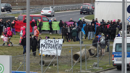 Demonstranten vor der Kongresshalle riefen unter anderem „Wir sind der Genderwahn“ und „Eure Kinder werden so wie wir“.