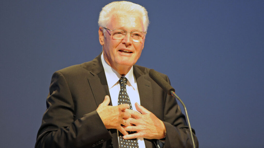 Der Evangelist Ulrich Parzany wünscht sich von Kirchen und kirchlichen Verbänden ein klareres Bekenntnis zu Jesus Christus