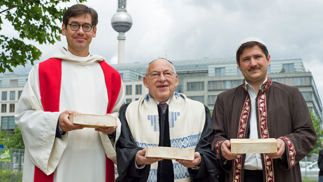 (v.l.) Die Initiatoren des House of One: Pfarrer Gregor Hohberg, Rabbi Andreas Nachama und Imam Kadir Sanci