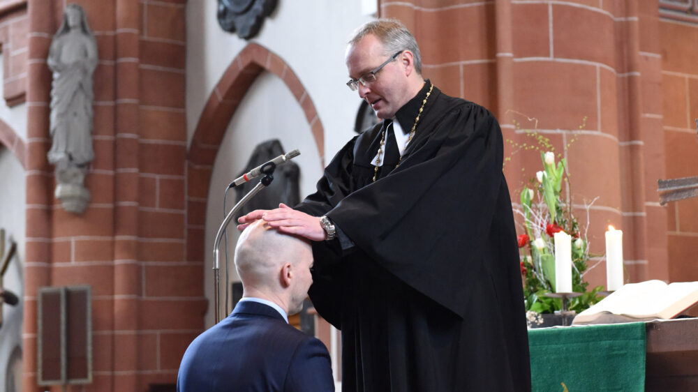 Der sächsische Landesbischof Carsten Rentzing segnete Matthias Pankau für seine neue Aufgabe
