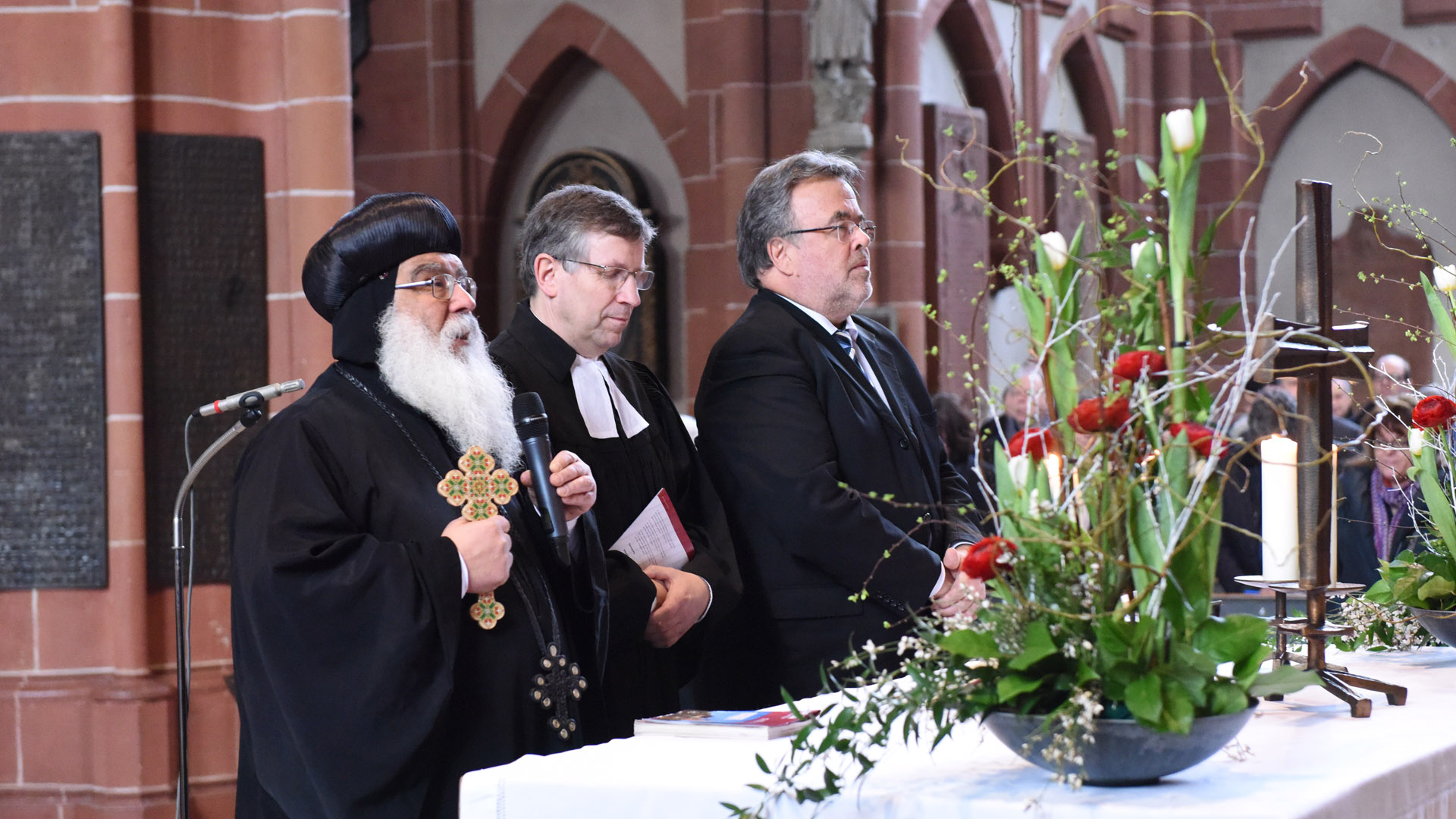 Der koptisch-orthodoxe Bischof Anba Damian, der idea-Vorsitzende Pfarrer Johannes Holmer und Ekkehart Vetter, Vorsitzender der Deutschen Evangelischen Allianz, (v.l.) beteten für Pankau