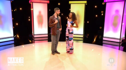 Noch sind die nackten Frauen in den bunten Boxen unsichtbar – doch der Kandidat, die Moderatorin und die Kameraleute schreiten gleich zur Tat