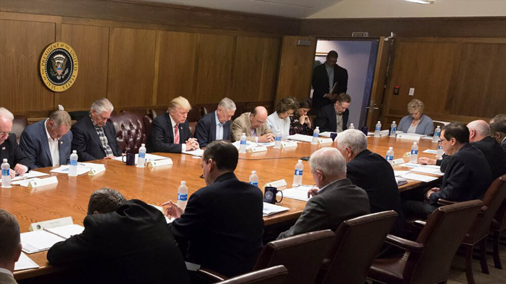 US-Präsident Donald Trump führt die Tradition des Nationalen Gebetsfrühstücks fort (hier beim Gebet vor einer Kabinettssitzung im September 2017)