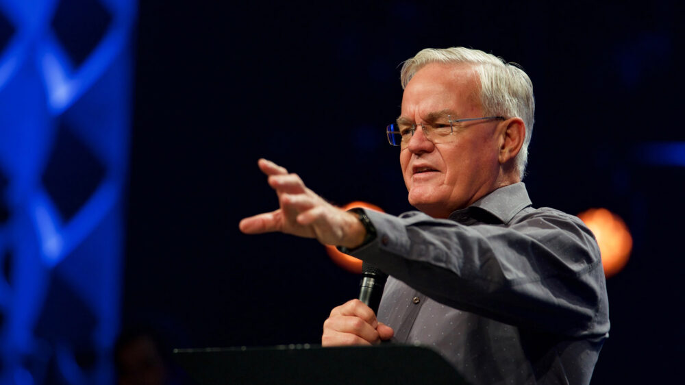 Bill Hybels gibt sein Amt als Leitungspastor der Willow Creek Church in Chicago im Herbst ab