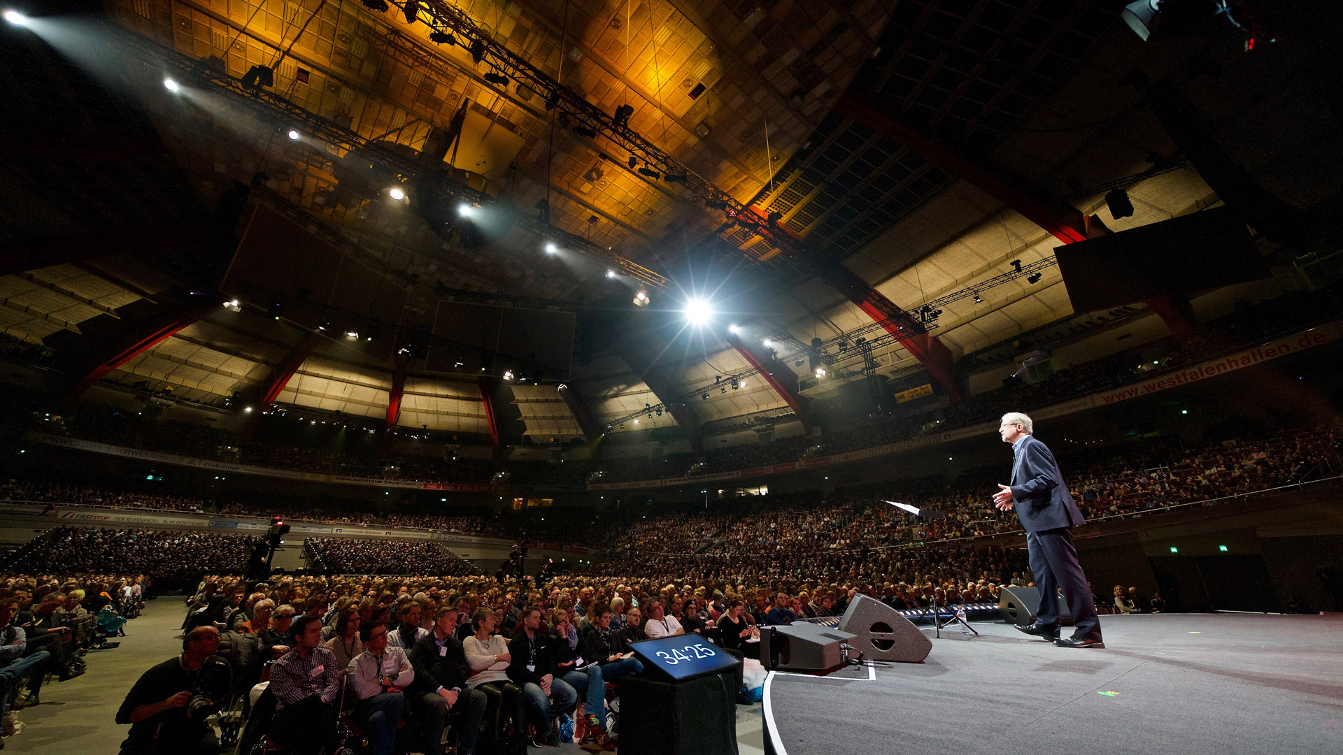 Michael Herbst spricht in der Dortmunder Westfalenhalle vor rund 10.000 Teilnehmern des Willow-Creek-Leitungskongresses