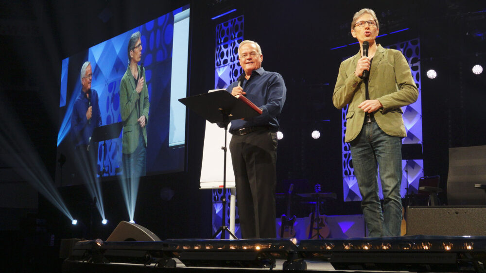 Pastor Bill Hybels (l.) sprach am Samstag beim Willow-Creek-Leitungskongress in Dortmund über „Führen in unsicheren Zeiten“. Mit ihm auf der Bühne war sein Übersetzer und Willow-Öffentlichkeitsreferent Gotthard Westhoff.