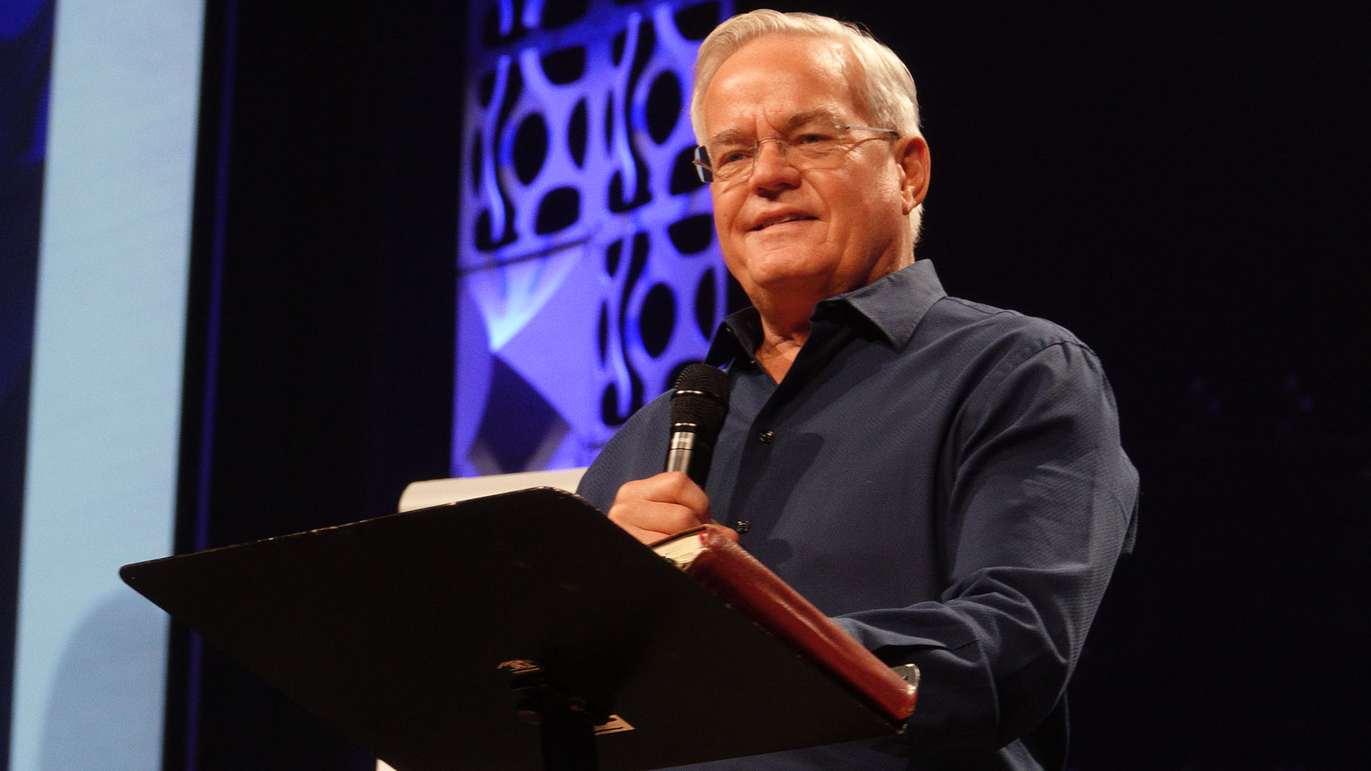 Bill Hybels gibt im Oktober sein Amt als leitender Pastor der Willow-Creek-Kirche an die Pastoren Heather Larson und Steve Carter ab