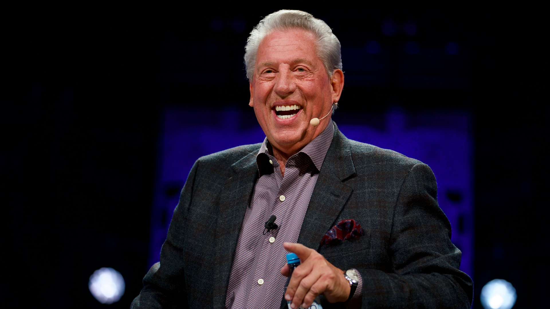 Der Buchautor und Pastor John C. Maxwell sprach zum Thema Wertschätzung