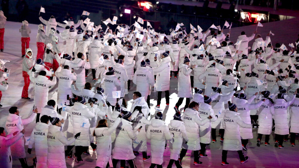 Süd- und Nordkorea laufen bei der Eröffnungsfeier der Olympischen Spiele in Pyeongchang gemeinsam ein