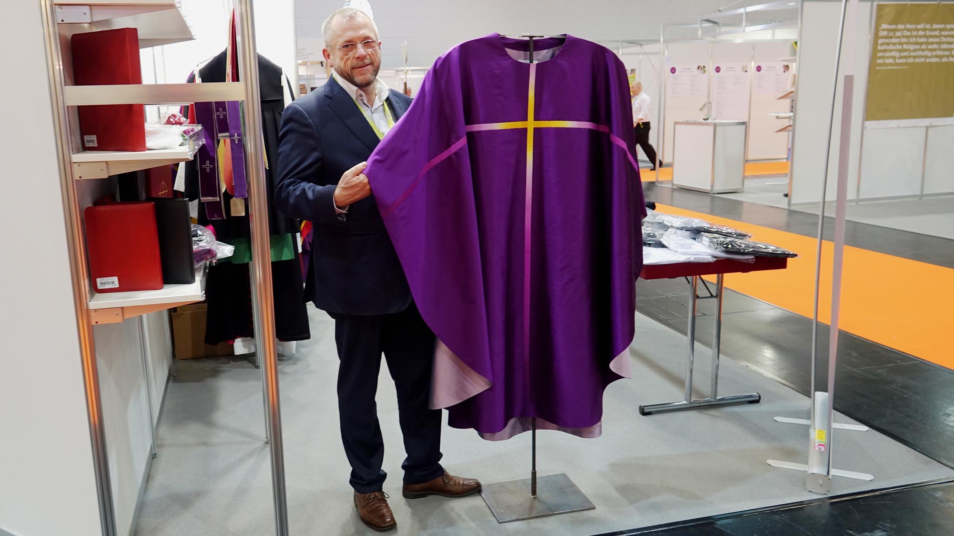 Diese sogenannte Casel, ein Priestergewand, hat Schmitt entworfen. Die Farbe Lila wird im Kirchenjahr in der Advents- und Fastenzeit eingesetzt.