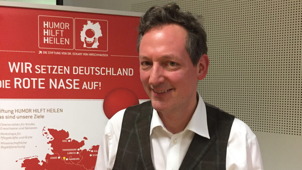 Eckart von Hirschhausen engagiert sich mit seiner Stiftung „Humor hilft heilen“ für gesundendes Lachen und Humor in der Medizin