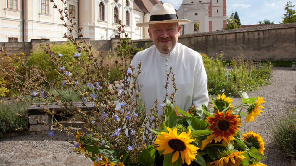 Kräuterpfarrer Benedikt Felsinger im Klostergarten Geras