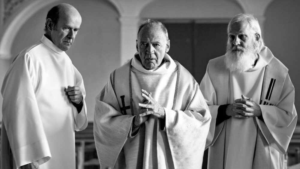 Bruder Jean (Mitte, Bruno Ganz) plädiert für eine Kirche, die sich um Notleidende kümmert, auch, wenn sie dafür sicher geglaubtes aufgeben muss