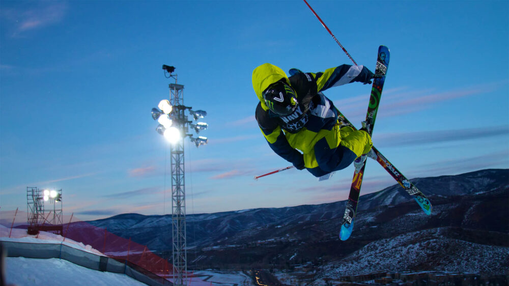 Ein Wintersportler, der Skiakrobatik betreibt