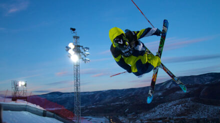 Ein Wintersportler, der Skiakrobatik betreibt