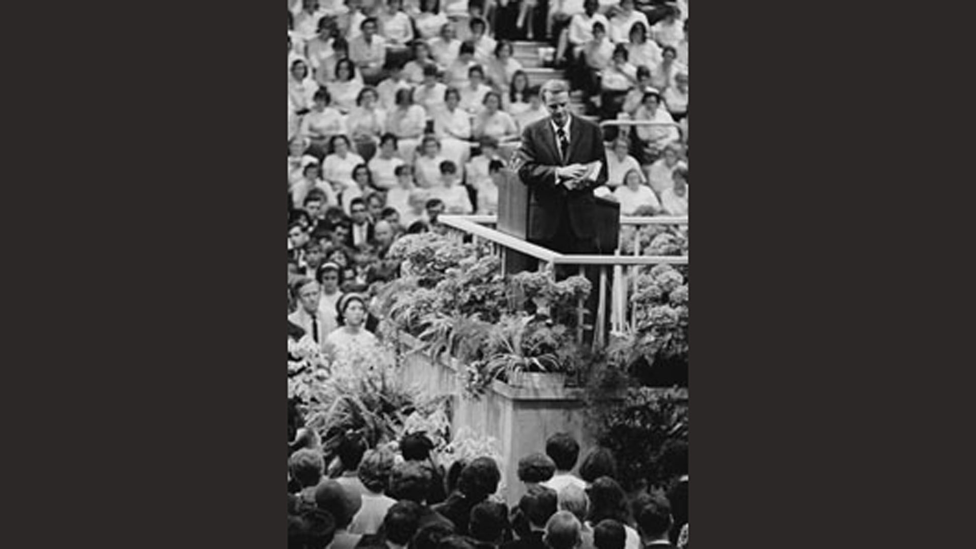 Graham im Jahre 1966 während einer Verkündigung