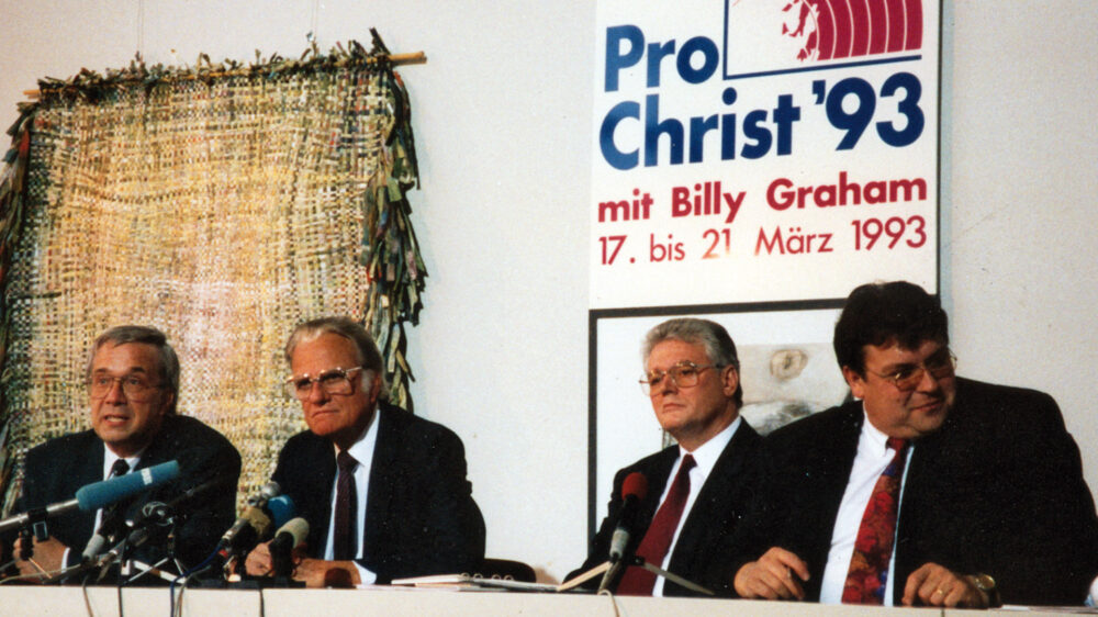Billy Graham (2. v. l.) war 1993 im Rahmen von ProChrist in Deutschland. Neben ihm auf dem Pult sind Pfarrer Wilfried Reuter, Ulrich Parzany und Wolfgang Baake (1., 3. und 4. v. l.).