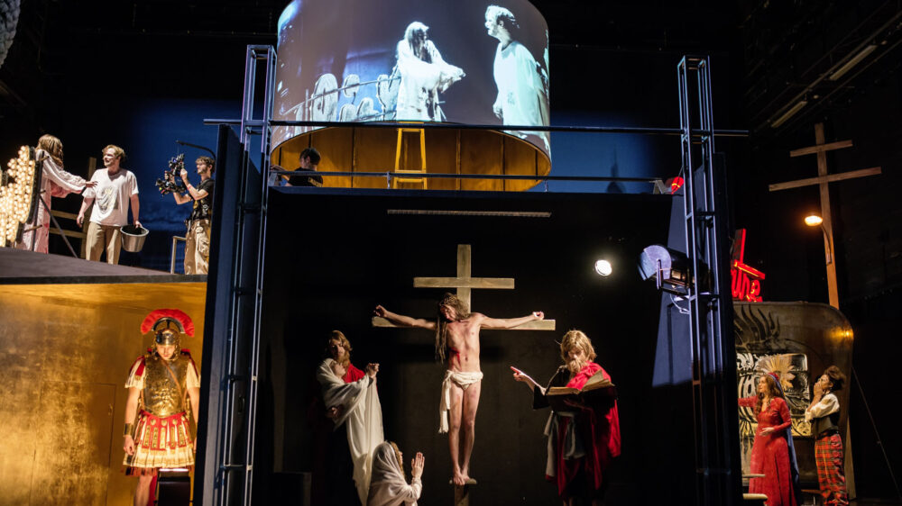 Das Theaterstück „Das 1. Evangelium“ erzählt die Geschichte vom Dreh eines Jesus-Films in zahlreichen Kulissen. Das Stuttgarter Schauspielhaus zeigt damit ein multimediales Spektakel.