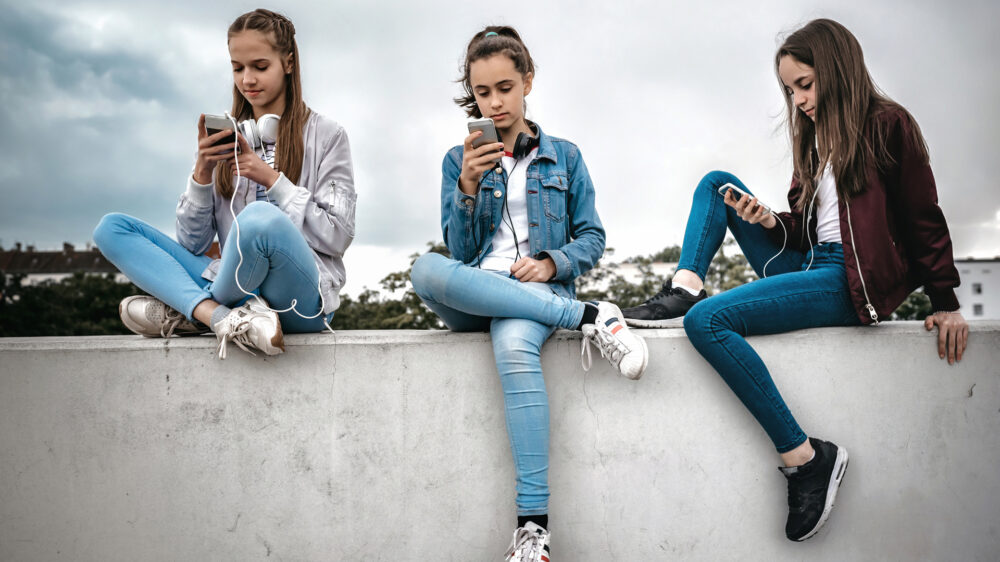 Fast 100.000 Jugendliche sind nach einer Studie der DAK Gesundheit von Online-Abhängigkeit betroffen