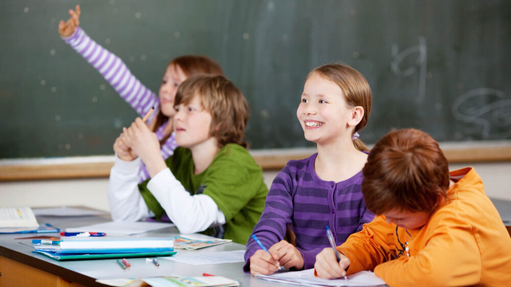 Schüler sollen sich mit den Auffassungen anderer unvoreingenommen auseinandersetzen, heißt es im hessischen Schulgesetz