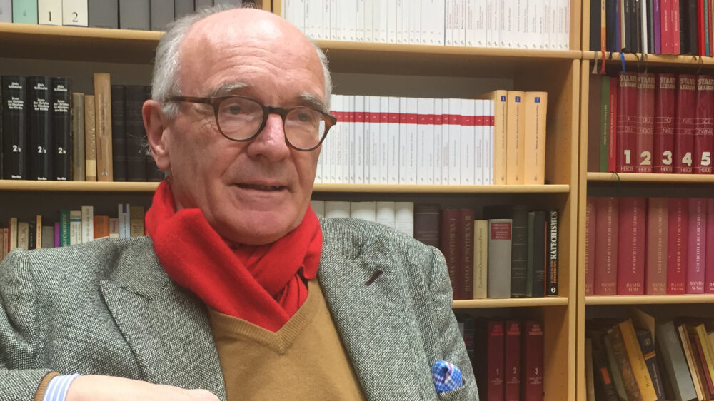 Martin Mosebach beim Interview in der Katholischen Akademie Berlin. Der Autor ist in seinem Buch „Die 21 – Eine Reise ins Land der koptischen Martyrer" literarisch in die Welt der koptischen Christen eingetaucht.