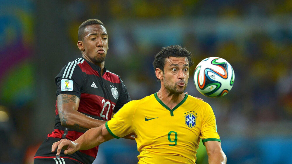 Jérôme Boateng (li.) wurde mit der deutschen Fußball-Nationalmannschaft 2014 Weltmeister. Hier im Duell mit Fred beim Halbfinal-Spiel gegen Brasilien, das Deutschland 7:1 gewann.