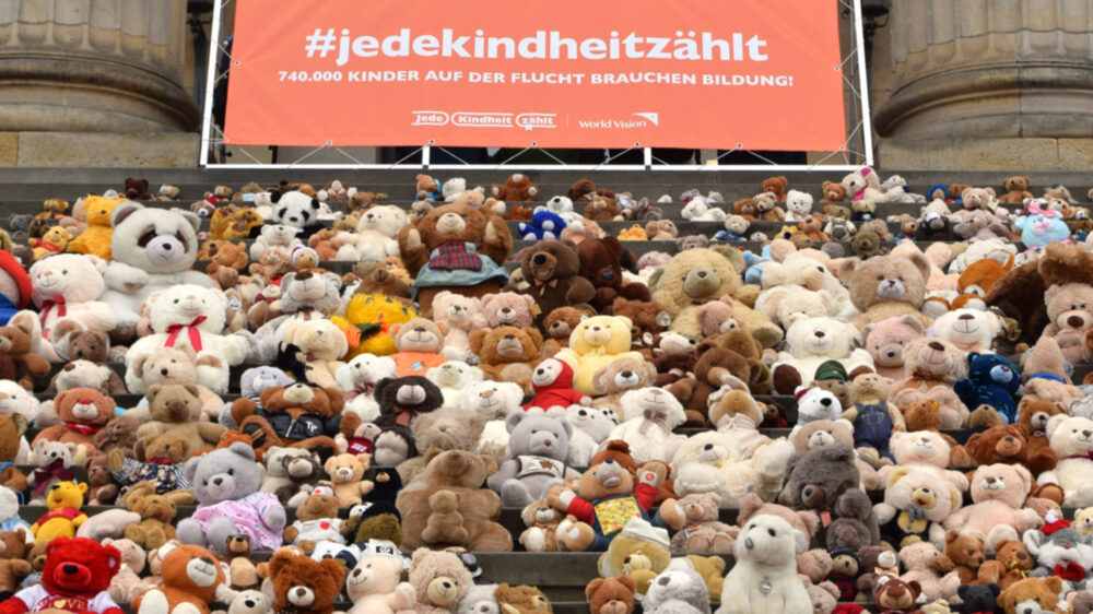 740 Teddybären auf der Treppe des Konzerthauses am Gendarmenmarkt in Berlin sollen auf die Not von Kindern in Syrien aufgrund von Krieg und Flucht hinweisen