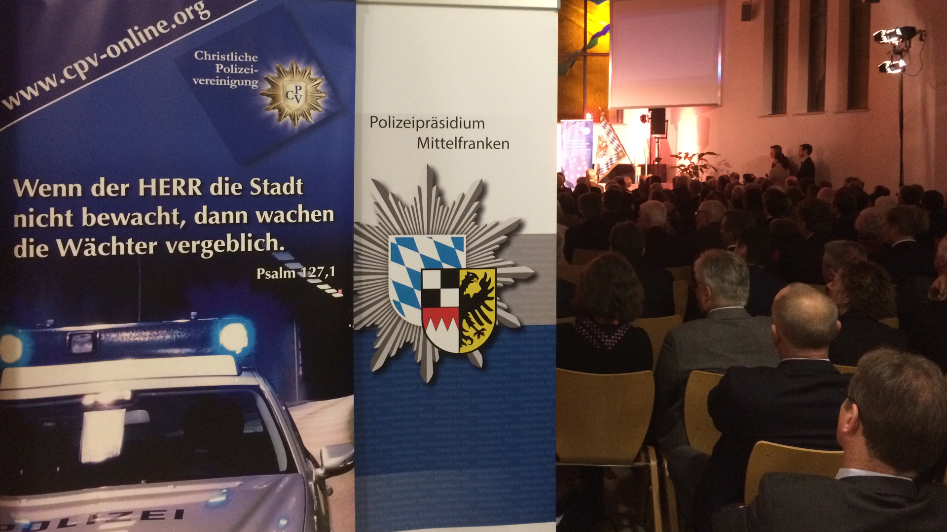 Zum Jahresempfang der Christlichen Polizeivereinigung kamen hunderte Besucher in ein Nürnberger Gemeindezentrum