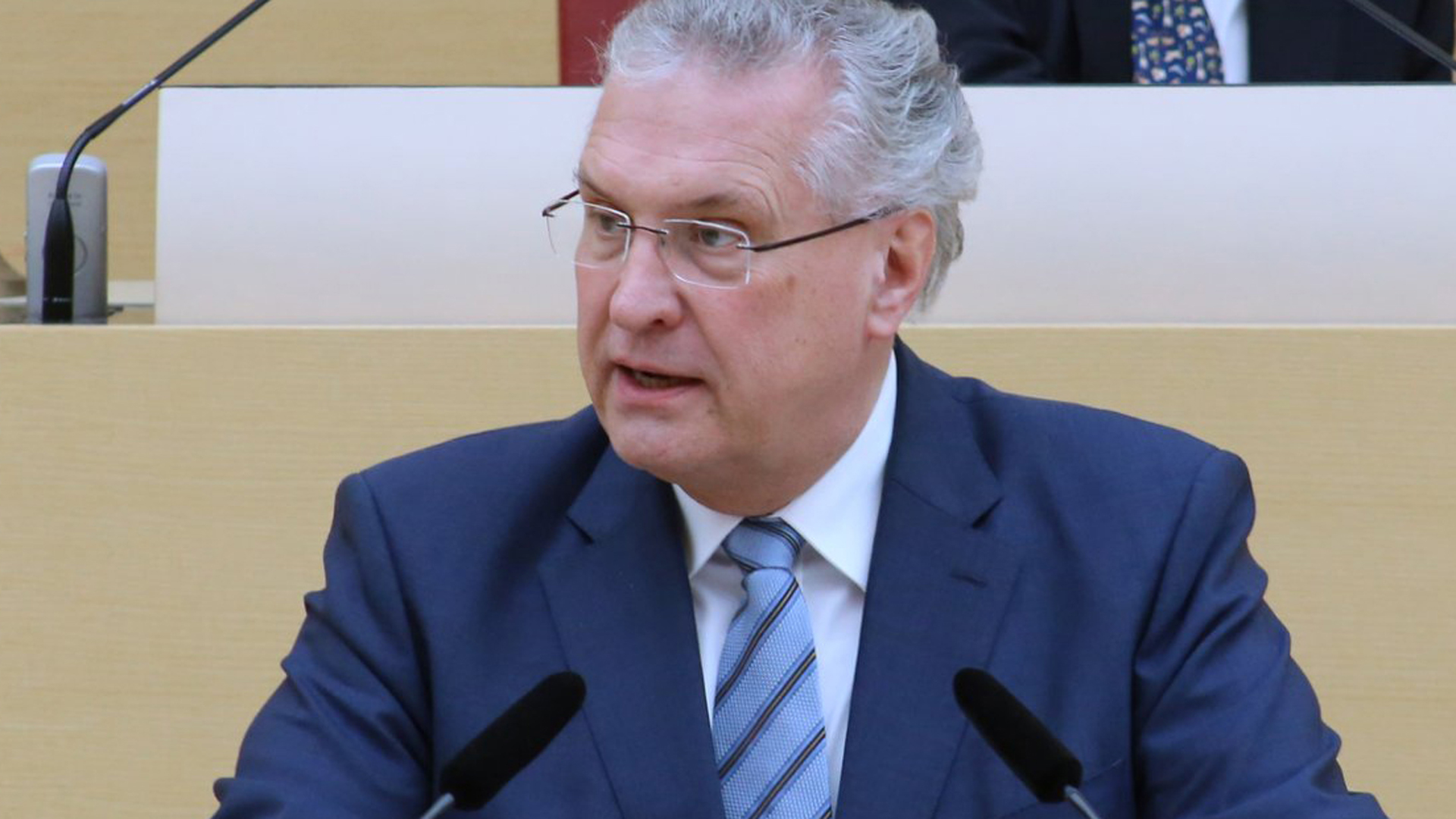 Der bayerische Innenminister Joachim Herrmann (CSU) wünscht sich Rückhalt für Polizisten in der Gesellschaft (Archivbild)