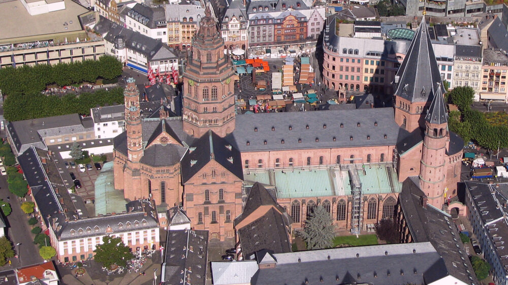 War über Jahre die Wirkungsstätte von Karl Kardinal Lehmann: aus dem Mainzer Dom wird der Gottesdienst zu seiner Beisetzung übertragen