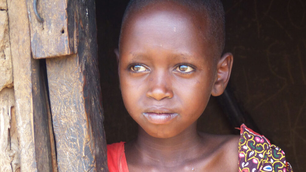 Wenn dieses kenianische Mädchen die Möglichkeit bekommt, eine Schule zu besuchen, kann es auf eine Zukunft ohne Armut hoffen