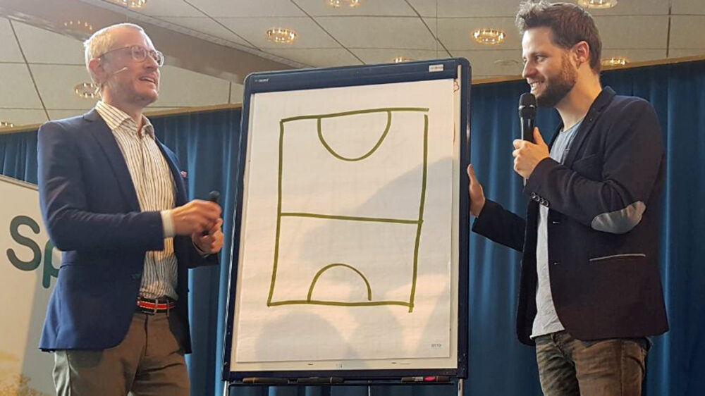 Johannes Hartl (links) und Andreas Boppart verglichen die Einheit der Christen mit dem Zusammenhalt in einer Fußballmannschaft. Es komme auf das gemeinsame Ziel an.