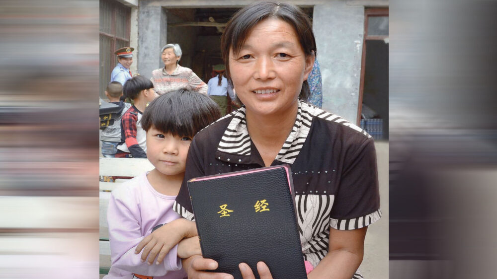 Eindrücke aus Asien: Die chinesische Christin Chen Guo mit ihrer Enkeltochter Xueli