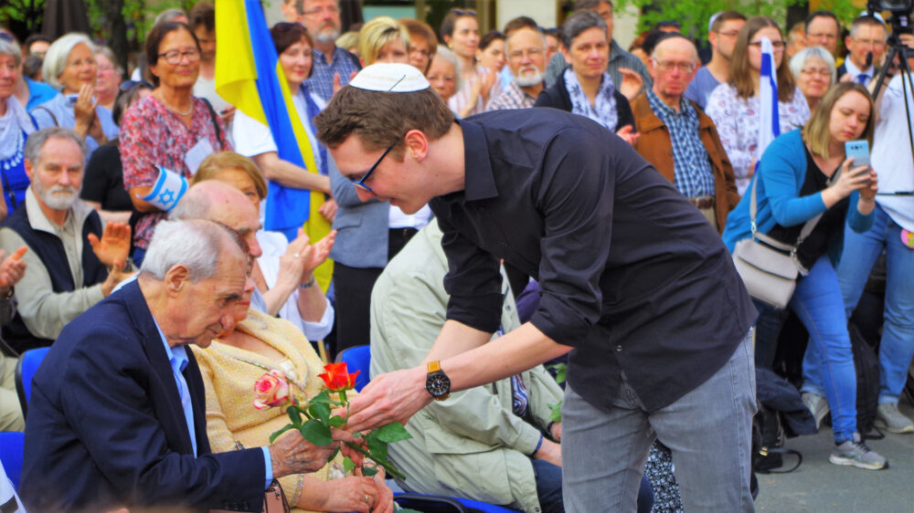 Bewegende Geste am Mittwoch in Berlin: Junge Leute überreichen Rosen an Mitglieder des Vereins „Phönix aus der Asche – Die Überlebenden der Hölle des Holocaust“