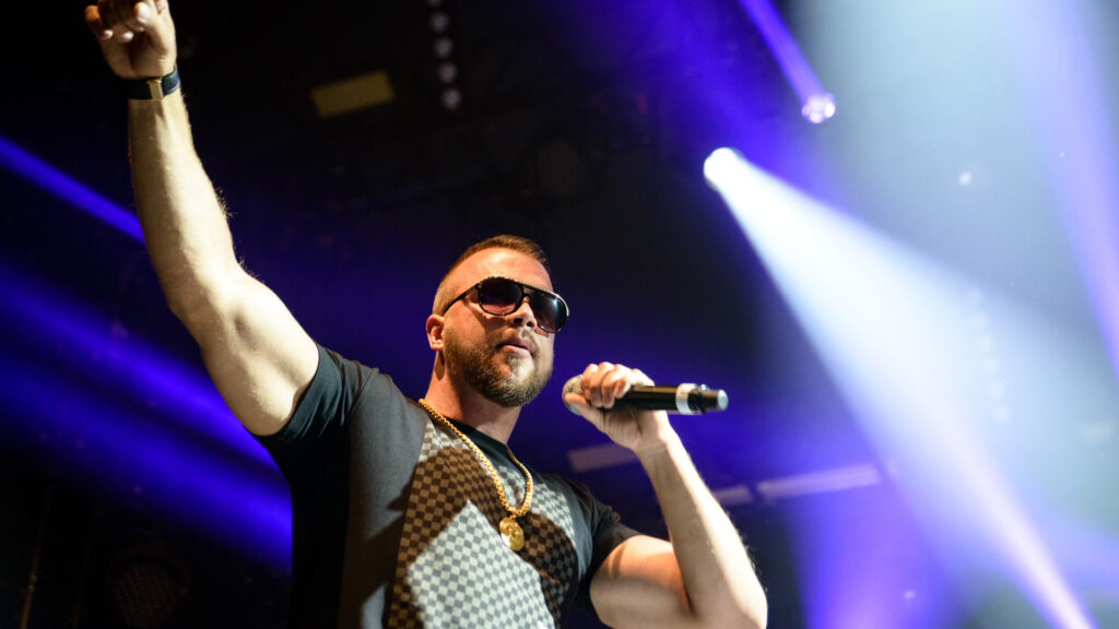 Nachdem der Echo an die Rapper „Kollegah“ (Foto) und „Farid Bang“ vergeben wurde, hagelte es Protest in der Öffentlichkeit. Den Musikpreis wird es ab sofort nicht mehr geben.