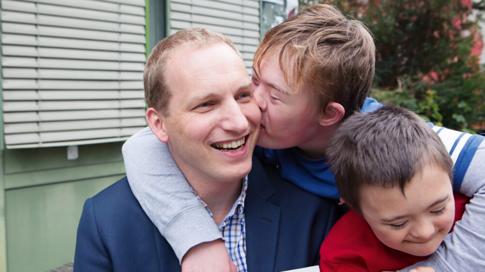 Verleger David Neufeld hat zwei Jungs mit Down-Syndrom adoptiert