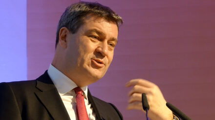 Gegen die Absicht von Bayerns Ministerpräsident Markus Söder (CSU), in bayerischen Behörden zukünftig Kreuze aufzuhängen, regt sich Widerstand