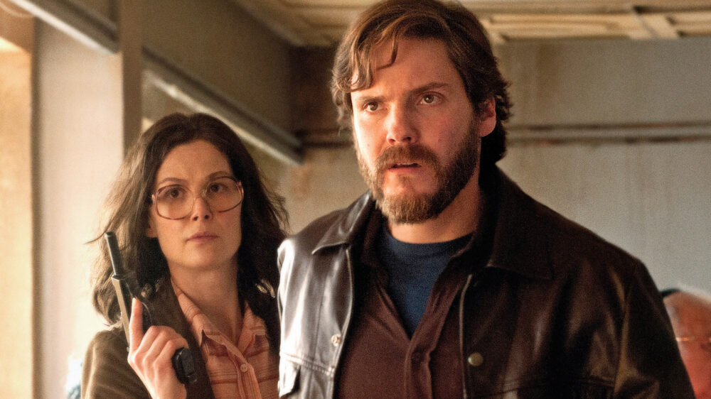 Alles gar nicht so böse gemeint: Das Terror-Pärchen Wilfried Böse (Daniel Brühl) und Brigitte Kuhlmann (Rosamunde Pike) kämpft in „7 Tage in Entebbe“ mit Gewissensbissen