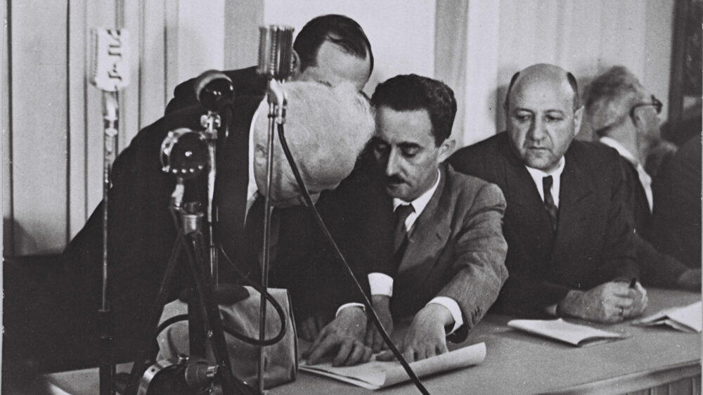 David Ben-Gurion unterzeichnet die israelische Unabhängigkeitserklärung