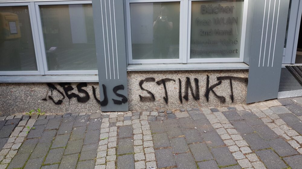 „Jesus stinkt“-Spruch auf dem Buchcafé des Christus-Treffs in Marburg: Vornehmlich linke Gruppierungen wollten verhindern, dass die Gemeinde ein Gebäude kauft, um dort Angebote für Kinder, Jugendliche und Eltern zu schaffen