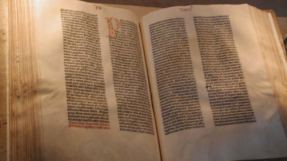 Eine alte Bibel (Symbolbild) haben Mitarbeiter des ehemaligen Vestischen Museums Recklinghausen beim Sortieren von Altbeständen gefunden
