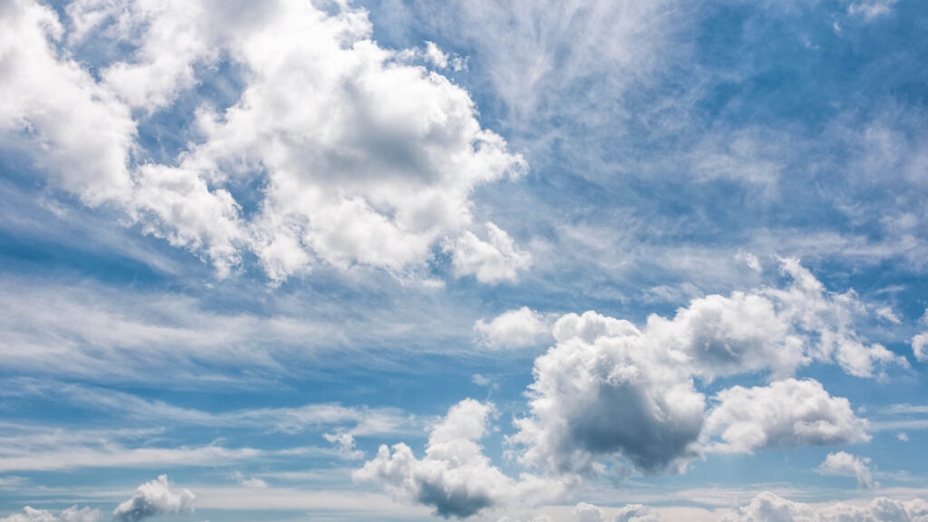 „Eine Wolke nahm Jesus auf, weg vor ihren Augen“, so beschreibt Lukas in der Apostelgeschichte das Geschehen zu Himmelfahrt (Kapitel 1, Vers 9)