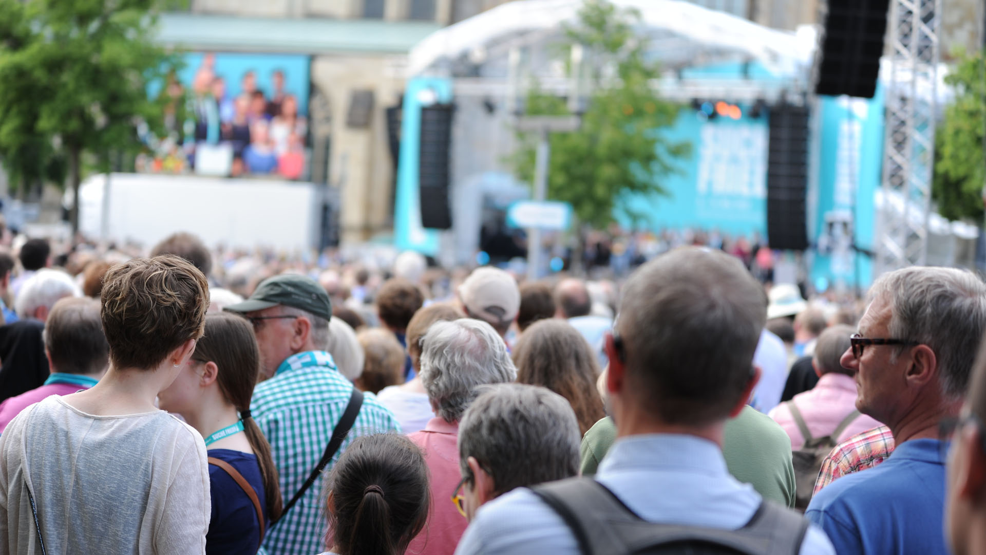 Laut Veranstalter kamen am Mittwochabend 18.000 Menschen auf dem Domplatz zusammen