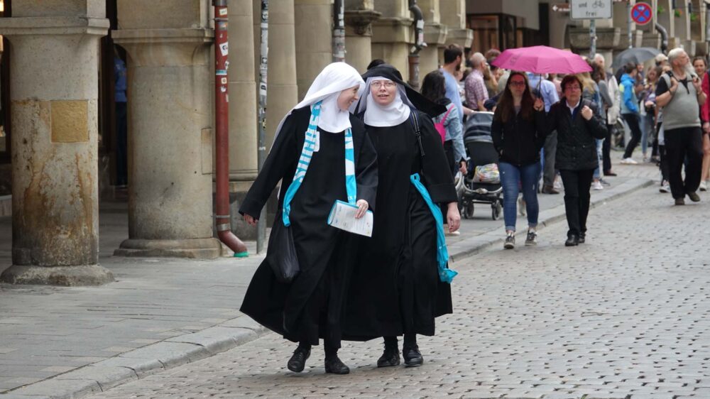 Diese Schwestern amüsieren sich in der Nähe des Historischen Rathauses in Münster
