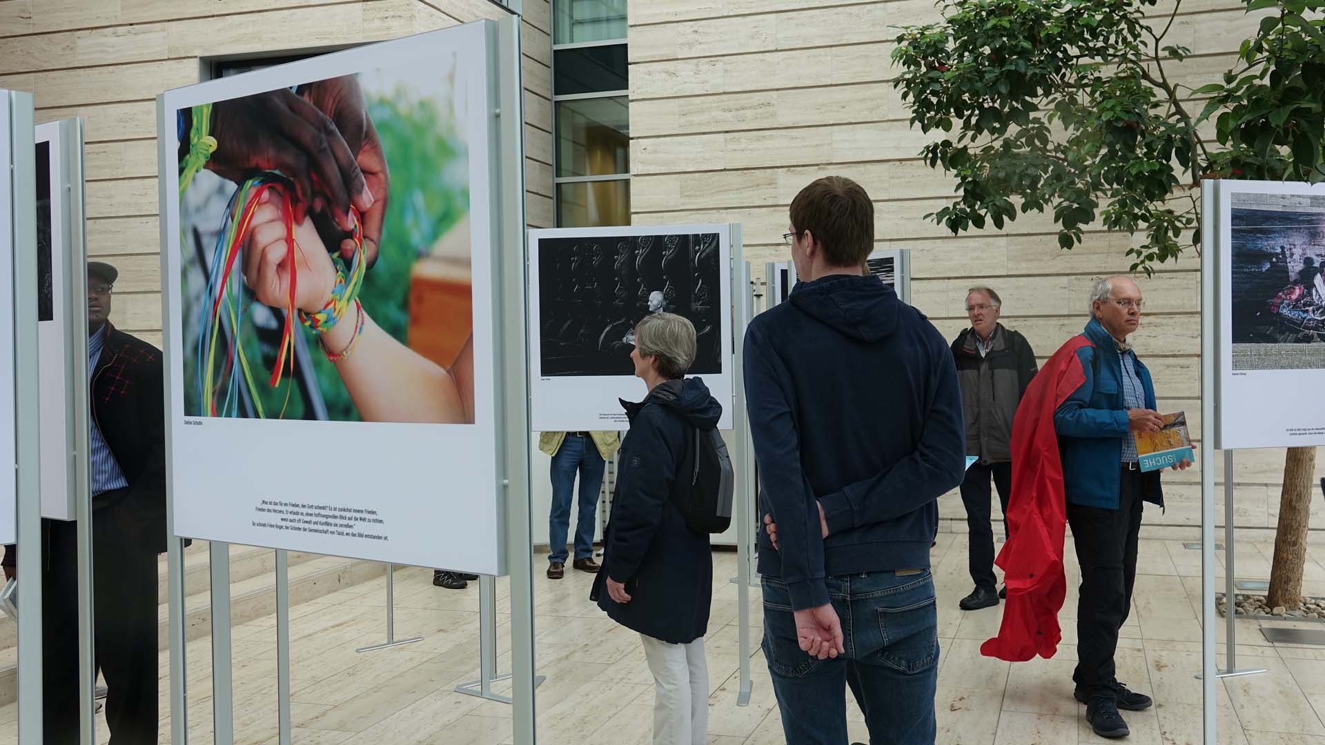 Die Ausstellung „Bilder für den Frieden“ vom Bistum Münster in der Bezirksregierung Münster zeigt 30 Gewinner-Aufnahmen eines Fotowettbewerbs