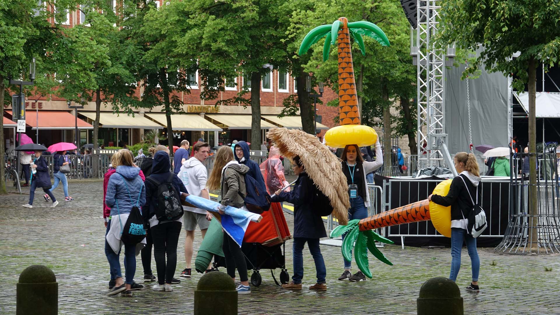 Diese Mädchen und Jungen der „Jugend im Bistum Münster“ trotzen dem Nieselregen über die Mittagszeit ...