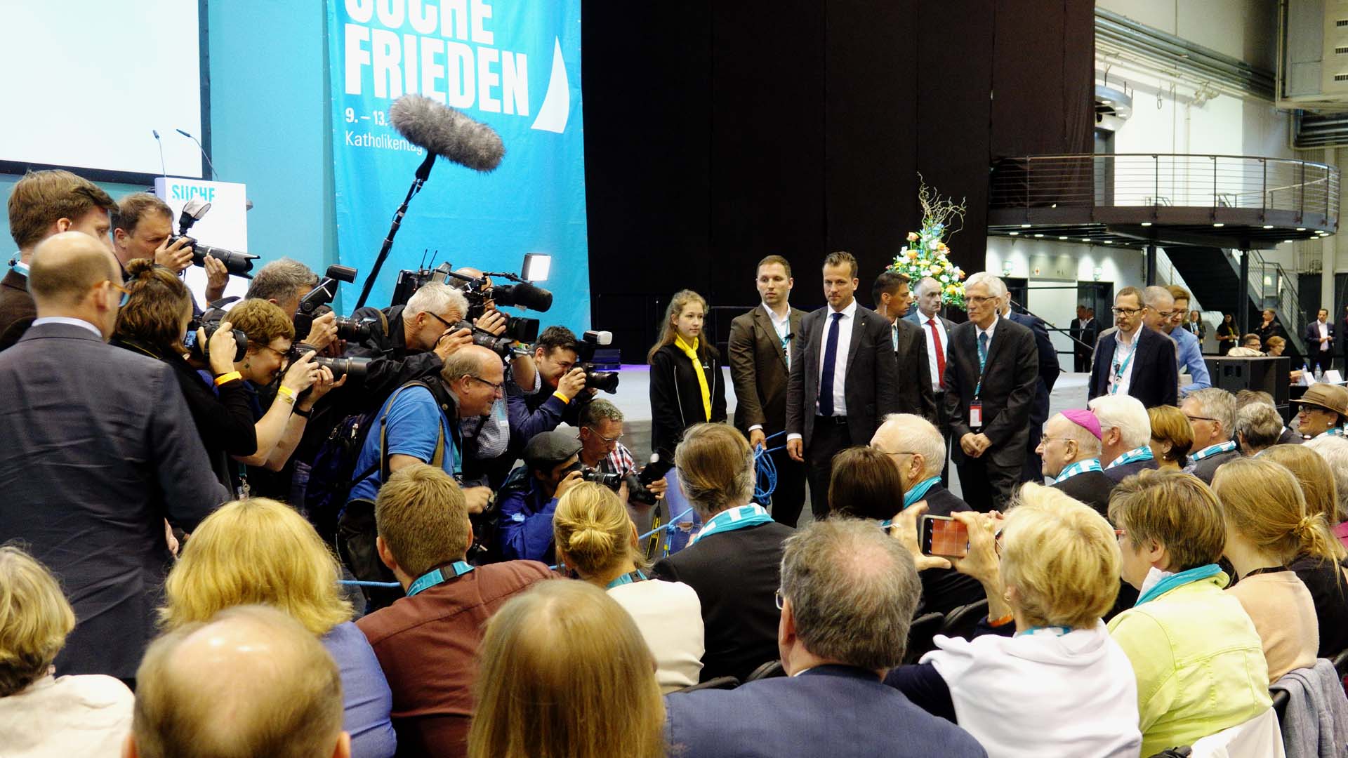 Großes Medieninteresse an Frank-Walter Steinmeier, seiner Frau Elke Büdenbender und dem Bischof von Münster, Felix Genn